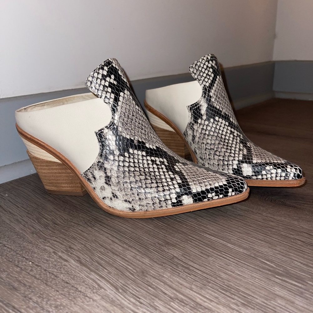 Gianni Bini Size 8 Snake Skin Boots
